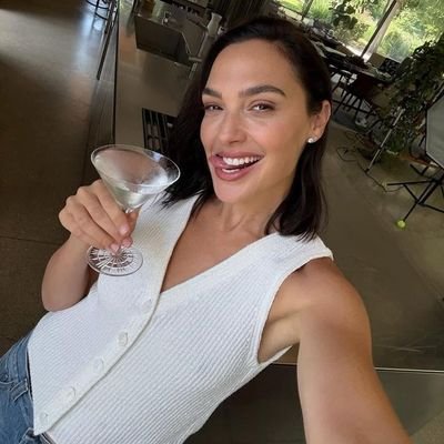 GalGadot325846's profile picture. 