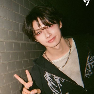 xohewson's profile picture. elijah hewson & vernon chwe in girl form