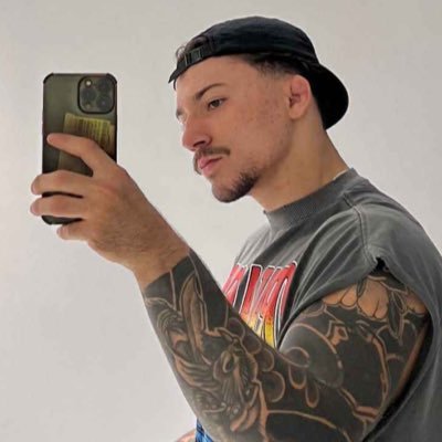 zavrisk_'s profile picture. 