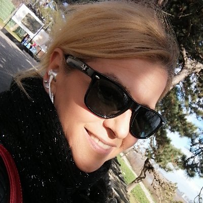 svila_kadifa's profile picture. Moje će oči biti 
tvoji spomenici 
mermerne knjige 
sa potpisom. 
U njima ćeš pronaći 
ledenu večnost 
i sjaj ukradenog trenutka.