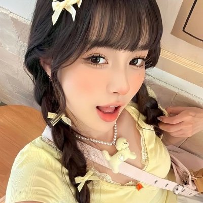 fzloaty's profile picture. ✦ 🌼 🫧 ✧ a gentle swan glimmers in golden hush, soft as silk. . bright with grace ✿ 🦢