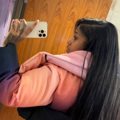 1RealVee's profile picture. The world is mine. ..