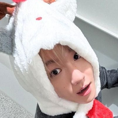 bmobyun's profile picture. silly chanbaek stan 🥨