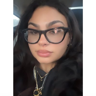 JulyvetteJulie's profile picture. gimme the world 💖