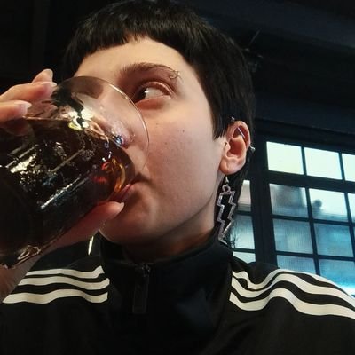 jyxlvs's profile picture. a la gente no le escuches los problemas, te rompen el raciocinio