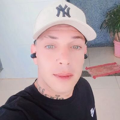 CarpaMeirelles's profile picture. O problema hoje em dia é que todo mundo desiste muito fácil daquilo que mais vale a pena.