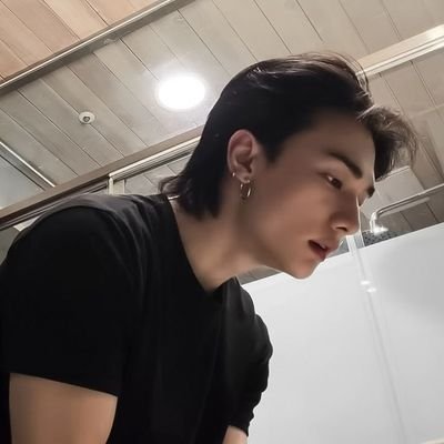 Aeroleth's profile picture. kata mama, tukang buat onar; padahal mah, bukan.