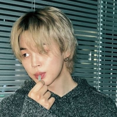 jilittleprince_'s profile picture. ⭒     Moon     ──     𝗏𝖾𝗂𝗅𝗅𝖾𝗎𝗌𝖾     ɞ  
     🖤