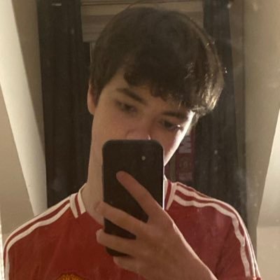 finemids's profile picture. an optimist who carries a raincoat 🌹