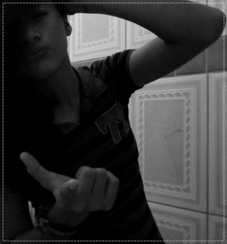 Perfeiita ? NÃO . Não gosta de miim ? Own que pena , ññ nascii pra agradar ningueem !