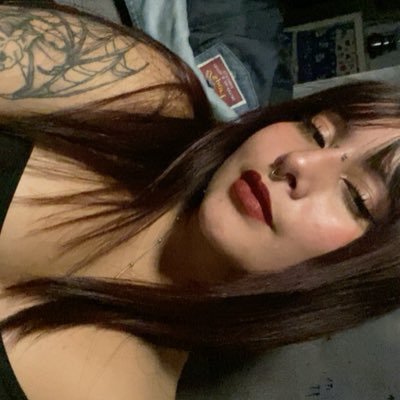 Jullyan3_'s profile picture. mi teoría es que tengo un gato nervioso y erizado todo el tiempo en mi cabeza