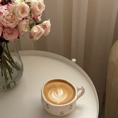 sumaya_live's profile picture. 🎧 أُعبّر بصوتي، وأحكي بعدستي، وأشارك يومياتي كما هي. صوت وإحساس وصورة تجمع بين الشغف والإبداع. ✨تشرفوني في قناتي 👇🏾 تواصل الان :