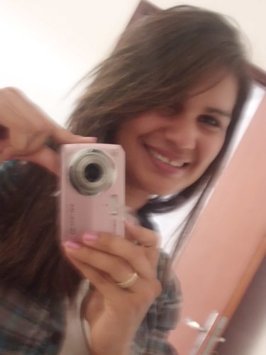 αqυєlα мєиιиα qυє ѕσинα cσм σѕ ρέѕ иσ cнãσ(:
α мєиιиιинα cσм נєιтιинσ dє вσαzιинα,
cσм cαяιинα dє qυιєтιинα,
мαѕ qυє иãσ έ вσвιинα .!