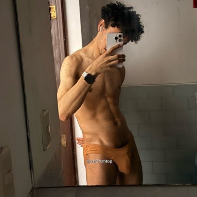 Vzl21cmTop's profile picture. venezuelan boy 🧒🏻 || 22 years or 22 cm 🤔 || 1.90 ✊🏻 || foodie || nos vemos en el OnlyFans 👇🏼🫣