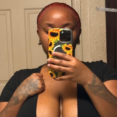 mootieeemoo's profile picture. The coolest, the chosen one🌻ᥫ᭡.| @bigmeeezo | lover of all things horror, books, & music🧠🤓✨