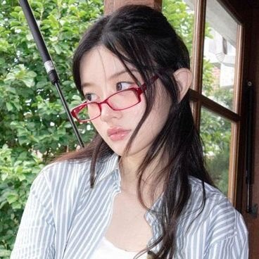 Sonneitlace's profile picture. —– ․✦ Wrapped in melodies and poetry, she spun tales of love and longing, painting the air with the sweet symphony of her soul.