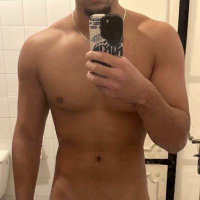 h0rnyswili7's profile picture. 19 Bi (top) tall athletic that’s all now your turn 🤭