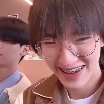 wanf4h's profile picture. fan acc 🫳🏻 @tthomastc & @kongjiro_ 🦊🍓 ✿ 🏠 #porteeteepor 🐻‍❄️🐶 + ▶️ bus ! 🍀( @seef77123 )