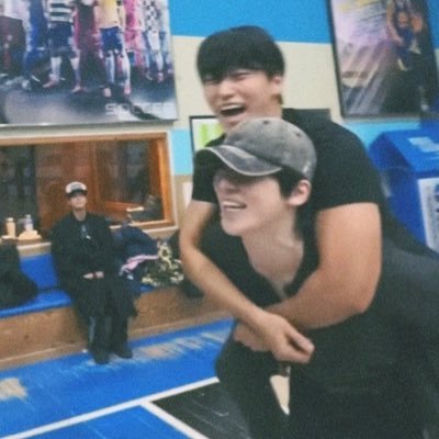 kkumingaa's profile picture. nsfw🔞minors dni || nonbinary || just an aro obsessed with love stories || constantly yelling and crying over 🐶🏔️ and 🐿️🐰