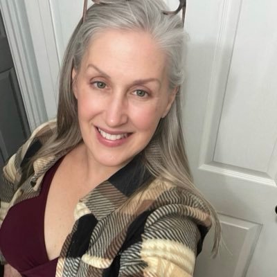 mia_lewis32's profile picture. 