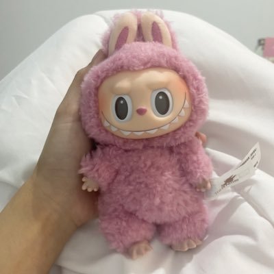 dwyullia's profile picture. 🦀