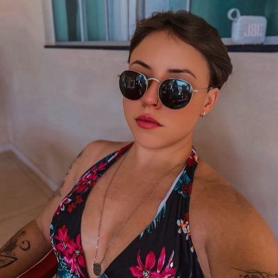 baixinhaa_25's profile picture. 👩🏻‍💻 Donna d'affari | 🏳️‍🌈 Vivi e lascia vivere