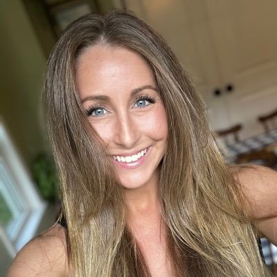 DaniiiiV's profile picture. #Christian ✝️ #HappilyMarried 💕#Homesteader #FarmGirl🐓