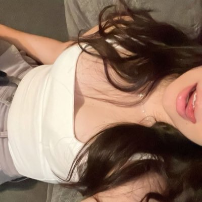 lolliyr's profile picture. 