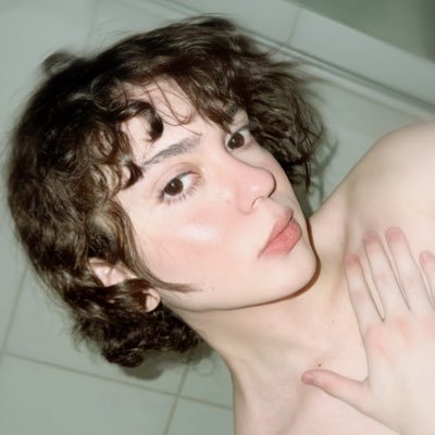 labubuly's profile picture. o gato preto passou por baixo da escada