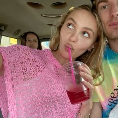 ilustrei's profile picture. the cadence of part-time poets.