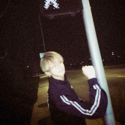 vsellaksz's profile picture. 