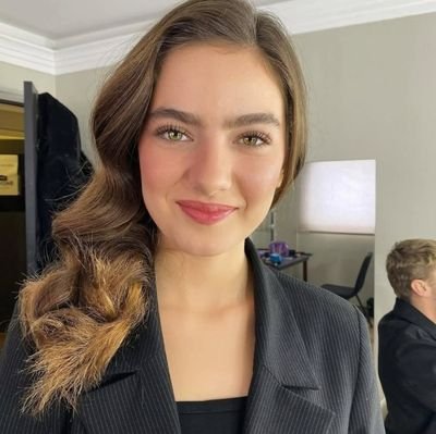 Hazan242772's profile picture. kalbinde yer yoksa güzelum ferketmez  ben ayakta da giderum