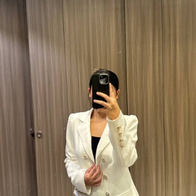 DanRDaniel22's profile picture. Fashion designer by passion👗
Investor by choice💼
Driver by thrill🏎
Yogi by soul🧘‍♀️
🇻🇳