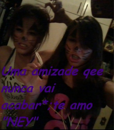uma menina EsTrAnHa, chata gosta de irritar as pessoas . e irmam do @_Feelipesantos