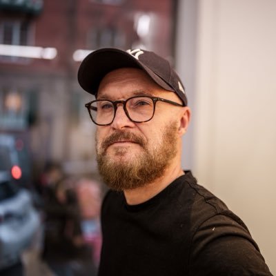 babylon08bybus's profile picture. Extremt vältränad djurgårdare som också är musikhipster och hundförälder.