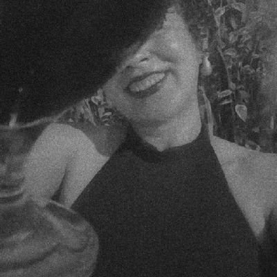 DayeneTayla's profile picture. Até cortar os próprios defeitos pode ser perigoso. Nunca se sabe qual é o defeito que sustenta nosso edifício inteiro.

Clarice Lispector