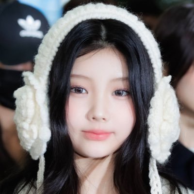 oneicene's profile picture. mostly iz*one + illit. lowkey inactive