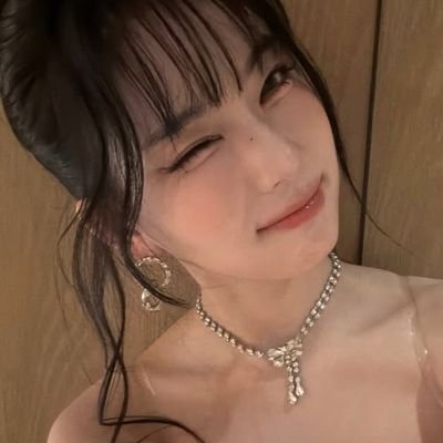 Mozaryella's profile picture. “if angels don’t exist, then how do you explain me?”