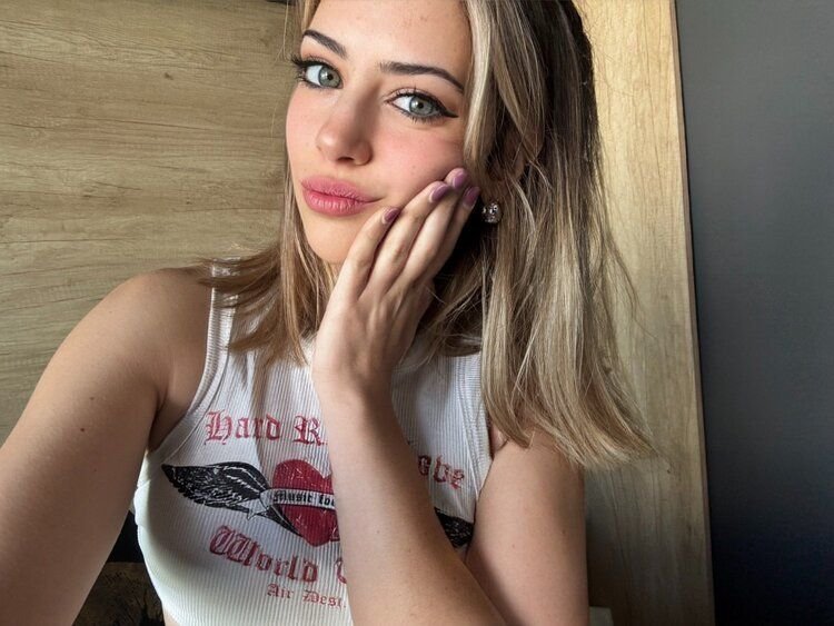 AshenTiana19880's profile picture. deff not ur average internet girl, proof s in DMs