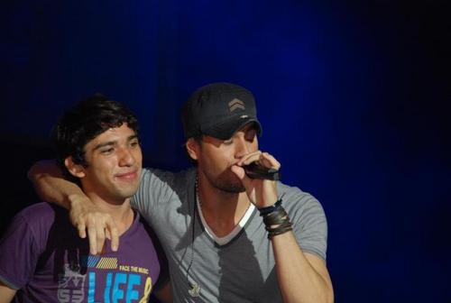 Enoc   corea  cantante   y  compositor   participaciones   especiales  con enrique   iglesias   tigo    fest   2012   presentación     oficial    de su  disco