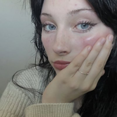 llanelois's profile picture. 