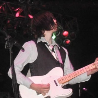 _prettyoddboy's profile picture. reinventing love one tweet at a time