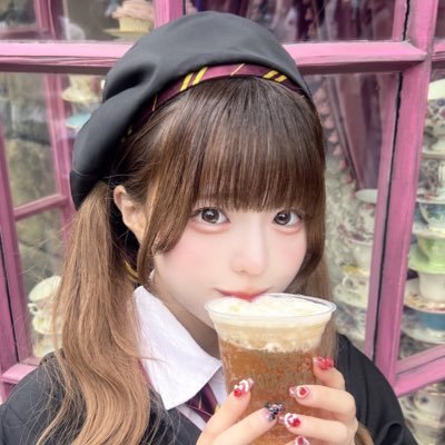 wiaoet's profile picture. 手と手が触れるだけで世界が跳ねるんだー