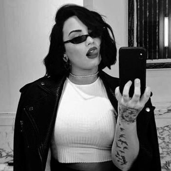 skieslovatic's profile picture. tweet my thoughts.  ᥫ᭡  •she/her•  🏳️‍🌈