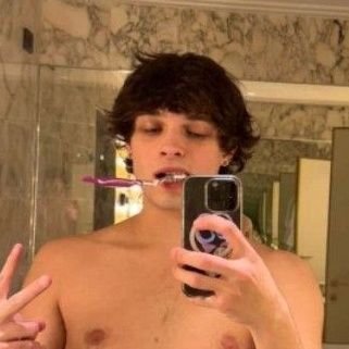 chrisstriplet's profile picture. 