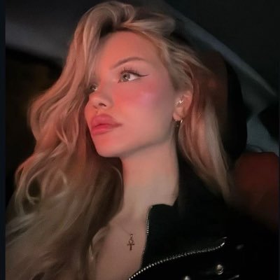 amjad_Qeen's profile picture. ِخُرافيّة الحُسن مره أحن من النسَّم ومره أقسىٰ من الصخر ..😴♥️