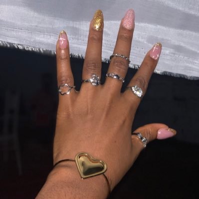 NBBSKb's profile picture. Mon nom signifie, ils se retournent ou ils s'étonnent, tout dépend de l'intonation Dans tous les cas, je suis là pour surprendre.

Et au fait, je suis amoureuse