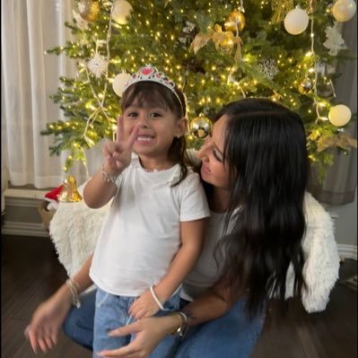 ikeniabustos's profile picture. 