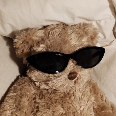 aquanares's profile picture. veintiocho. fanática de las flores. hablo, reflexiono y divago mucho en voz alta.