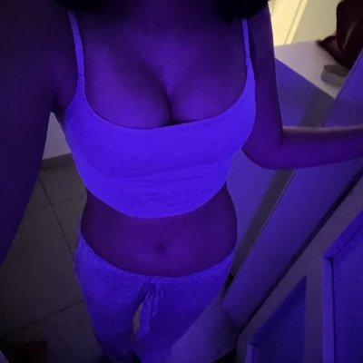 Uagent06_'s profile picture. dos razones para apartar tu mirada… mi boca, mis ojos